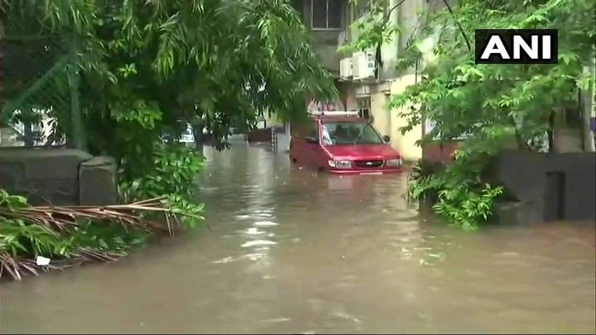 മുട്ടൊപ്പം മുങ്ങി മുംബൈ; കനത്ത മഴയില് ട്രെയിനുകള് വൈകിയോടുന്നു, റോഡ് ഗതാഗതം സ്തംഭിച്ചു