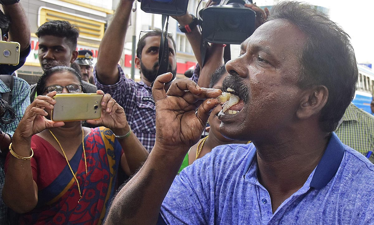 ഇതോ വിഷമുള്ള മീന്‍? നടുറോഡില്‍ പച്ചമീന്‍ തിന്ന് മത്സ്യത്തൊഴിലാളികളുടെ പ്രതിഷേധം (ചിത്രങ്ങള്‍)