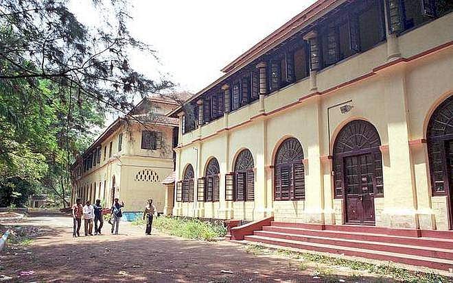 മഹാരാജാസ് കോളെജില് ഡിഗ്രി അലോട്ട്മെന്റ് ലിസ്റ്റില് ക്രമക്കേടെന്ന് പരാതി; വിവരാവകാശം നല്കിയതിന് പ്രിന്സിപ്പല് മോശമായി പെരുമാറിയെന്ന് പരാതിക്കാരന്,സ്വയംഭരണം കിട്ടിയതോടെ തോന്നുംപടിയാണ് കാര്യങ്ങളെന്ന് അധ്യാപകരും
