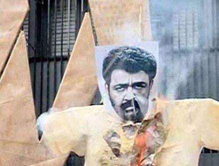 മഹിളാ കോണ്‍ഗ്രസ് മോഹന്‍ലാലിന്റെ കോലം കത്തിച്ചു