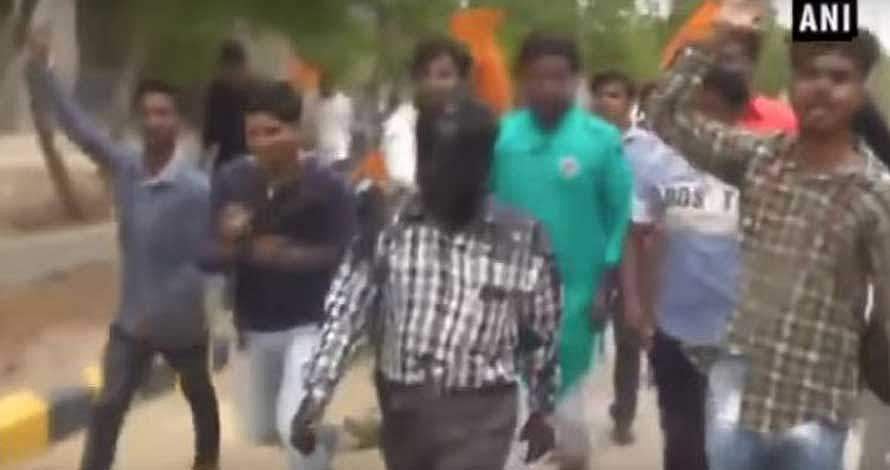 പത്രിക തള്ളി; പ്രൊഫസറെ ക്ലാസില്‍ നിന്ന് വലിച്ചിറക്കി കരി ഓയില്‍ ഒഴിച്ചു; അഞ്ച് എബിവിപി പ്രവര്‍ത്തകര്‍ അറസ്റ്റില്‍