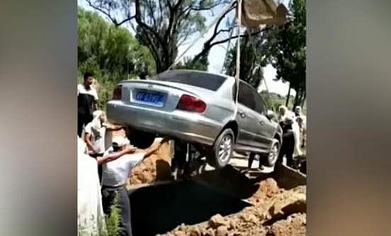 മരണത്തിലും പിരിയാനാകില്ല: യുവാവിനെ അടക്കം ചെയ്തത് സ്വന്തം കാറില്‍
