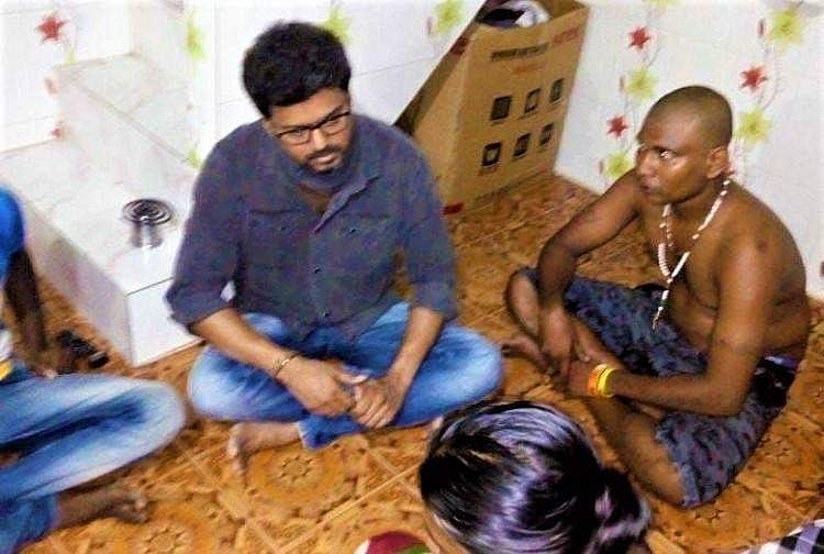 അര്ധരാത്രിയില് ആരുമറിയാതെ വിജയ് തൂത്തുക്കുടിയില്; ഇളയ ദളപതി എത്തിയത് ബൈക്കില്