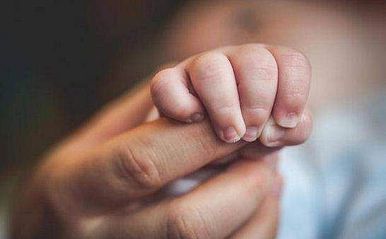 മാതാപിതാക്കള്‍ ഉപേക്ഷിച്ച നവജാത ശിശുവിന് പാലൂട്ടി പൊലീസുകാരി; അഭിനന്ദനവുമായി സോഷ്യല്‍ മീഡിയ