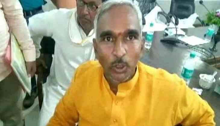 സര്ക്കാര് ഉദ്യോഗസ്ഥര് വേശ്യകളേക്കാള് മോശം: വിവാദ പ്രസ്താവനയുമായി ബിജെപി എംഎല്എ