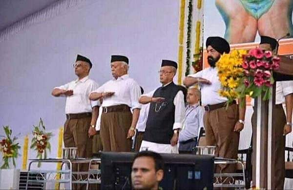 അതുതന്നെ സംഭവിച്ചു; ആര്‍എസ്എസ് തൊപ്പിയണിഞ്ഞ പ്രണബിന്റെ ചിത്രങ്ങള്‍ വ്യാപകമായി പ്രചരിക്കുന്നു; ഇതാണ് താന്‍ പറഞ്ഞതെന്ന് ശര്‍മിഷ്ഠ