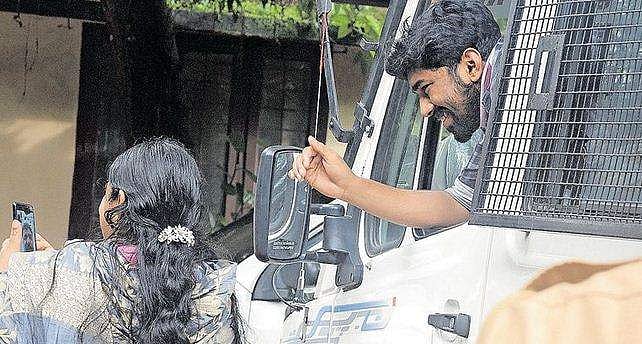 പൊലീസ് വാഹനത്തില്‍ ഇരുന്ന് കെവിന്‍ വധക്കേസ് പ്രതി വീഡിയോ കോള്‍ ചെയ്തു; പൊലീസ് നോക്കിനിന്നു