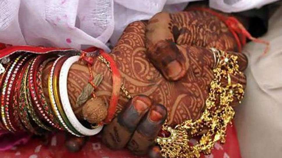  മുസ്ലിം യുവതിയെ മകന്‍ വിവാഹം കഴിച്ചതിന് തുപ്പല്‍ കുടിപ്പിച്ചു; മകളെയും ഭാര്യയെയും നഗ്നരാക്കി നടത്തുമെന്നും ഭീഷണിപ്പെടുത്തിയെന്ന്‌  ദളിതന്റെ പരാതി