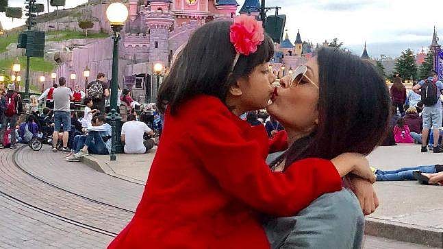 'ആരാധ്യ, എന്റെ ലോകം നീയാണ്'.. വിമര്‍ശകരുടെ വായടപ്പിച്ച് ഐശ്വര്യയുടെ ചുംബനം വീണ്ടും