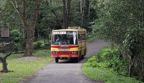 പണമില്ലാതെ പെരുമഴയത്ത് നടുറോഡില്‍ നിന്ന  യുവാവിന് രക്ഷകനായത് കെഎസ്ആര്‍ടിസി കണ്ടക്റ്റര്‍; ടിക്കറ്റ് നല്‍കിയത് സ്വന്തം കൈയില്‍ നിന്ന് പണമെടുത്ത്