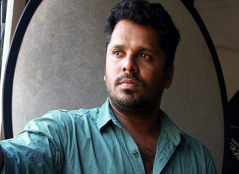 'ചാണകത്തില്‍ ചവിട്ടില്ല'; സന്ദീപ് വാര്യര്‍ക്ക് മറുപടിയുമായി ആഷിഖ് അബു; വൈറല്‍