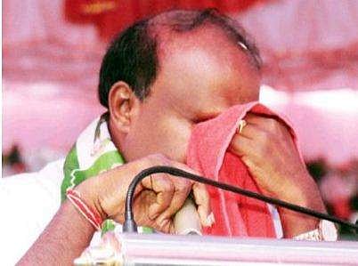 'വിഷം കുടിച്ച പരമശിവന്റെ അവസ്ഥയിലാണ് താന്‍'; പൊതുവേദിയില്‍ പൊട്ടിക്കരഞ്ഞ് കുമാരസ്വാമി 