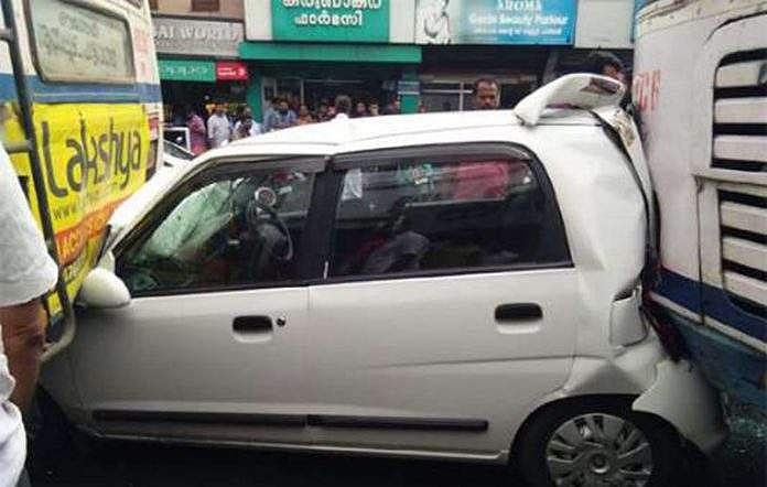 ബസ് ഡ്രൈവര്‍ കുഴഞ്ഞുവീണു; കെഎസ്ആര്‍ടിസി നിയന്ത്രണം വിട്ട് കാറിലിടിച്ചു   