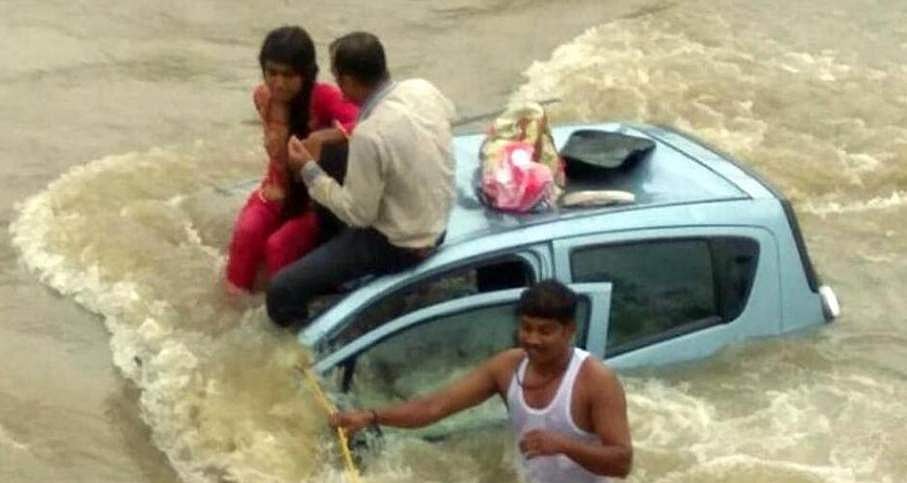 നാട്ടുകാര്‍ രക്ഷകരായി, കുത്തിയൊഴുകുന്ന പുഴയിലേക്ക് വീണുപോയ കാറില്‍ നിന്ന് നാലംഗ കുടുംബത്തെ സാഹസികമായി രക്ഷപ്പെടുത്തി; വീഡിയോ കാണാം
