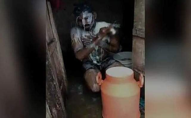 35 ലിറ്റര്‍ പാലില്‍ കുളിച്ചു, ബാക്കി പാലിന് കാലികളേയും കുളിപ്പിച്ചു; വ്യത്യസ്തമായ സമരവുമായി ക്ഷീരകര്‍ഷകന്‍
