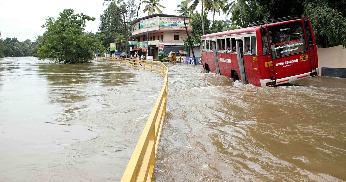 സംസ്ഥാനത്ത് ശനിയാഴ്ച വരെ കനത്തമഴ തുടരും; ശക്തമായ കാറ്റിനും സാധ്യത; മുന്നറിയിപ്പ്