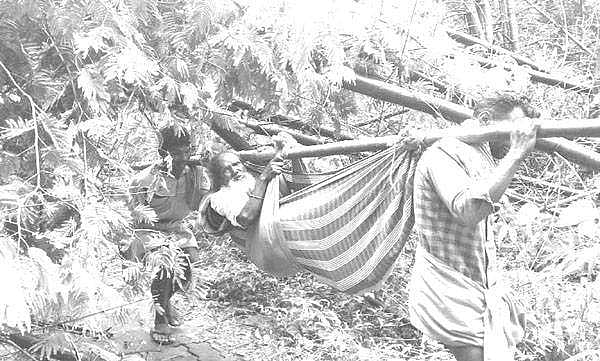 അട്ടപ്പാടിയിൽ 65 വയസുകാരനെ ആശുപത്രിയിൽ എത്തിച്ചത് അഞ്ചുകിലോമീറ്റർ തോളിലേറ്റി 