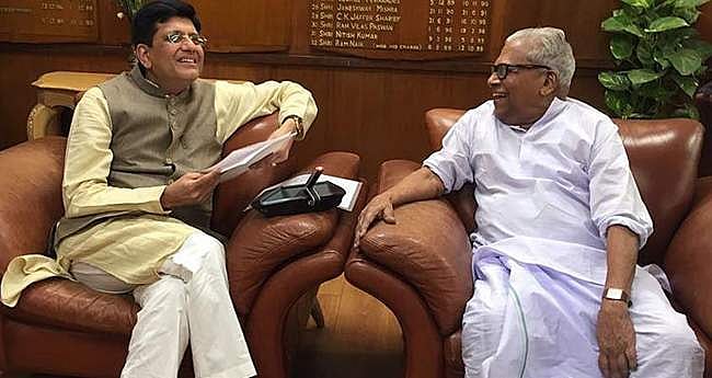 കേന്ദ്രമന്ത്രിമാർ ആദ്യം ഭിന്നത പരിഹരിക്കൂ, എന്നിട്ട് മതി മറുപടി പറയൽ: വി എസ് 