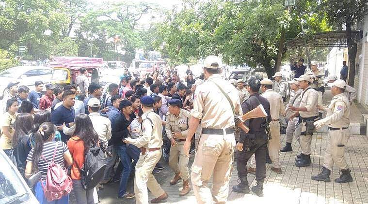 ലാത്തിച്ചാര്‍ജിനിടെ പൊലീസ് വിദ്യാര്‍ത്ഥിയെ റോഡിലേക്ക് തള്ളിയിട്ടു: വിദ്യാര്‍ത്ഥിക്ക് മേല്‍ ട്രക്ക് കയറിയിറങ്ങി; ദൃശ്യങ്ങള്‍ പുറത്ത്