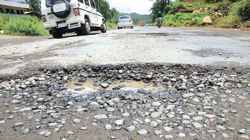 റോഡിലെ കുഴിയില്‍ വീണ് മരിക്കുന്നത് ഭീകരാക്രമണത്തില്‍ മരിക്കുന്നവരേക്കാള്‍ കൂടുതല്‍: രൂക്ഷ വിമര്‍ശനവുമായി സുപ്രീം കോടതി