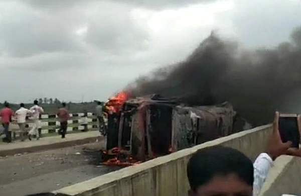 മറാത്താ സംവരണ സമരം അക്രമാസക്തം ; നിരവധി വാഹനങ്ങള്‍ അഗ്നിക്കിരയാക്കി, രണ്ടുപേര്‍ ആത്മാഹുതിയ്ക്ക് ശ്രമിച്ചു, ഇന്റര്‍നെറ്റിന് നിരോധനം ( വീഡിയോ )