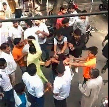 ഹിന്ദു പെണ്‍കുട്ടിയെ വിവാഹം കഴിക്കാനെത്തി ; മുസ്ലീം യുവാവിന് കോടതിയില്‍ ക്രൂരമര്‍ദനം