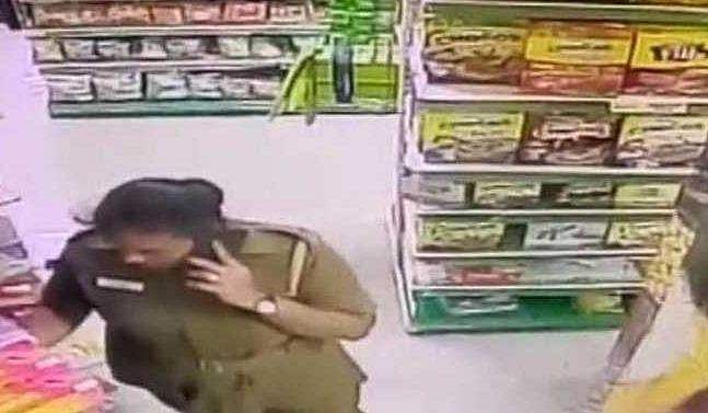 സൂപ്പര്‍ മാര്‍ക്കറ്റില്‍ കയറി വനിത പൊലീസ് സാധനങ്ങള്‍ കീശയിലാക്കി; മോഷണം പിടിച്ച ജീവനക്കാരനെ തല്ലിച്ചതച്ചു
