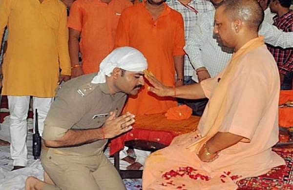 മുഖ്യമന്ത്രിക്ക് മുന്നില് മുട്ടുകുത്തി താണു വണങ്ങി അനുഗ്രഹം തേടി പൊലീസ് ഓഫീസര് ; ചിത്രം വൈറലാകുന്നു