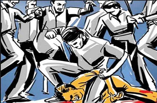 ഗുജറാത്തിലും ആള്‍ക്കൂട്ട വിചാരണ; കൊളളക്കാരെന്ന് ആരോപിച്ച് യുവാവിനെ ജനക്കൂട്ടം തല്ലിക്കൊന്നു