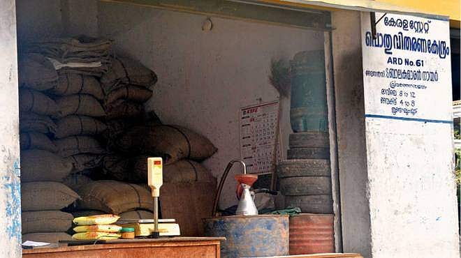 പണം പിന്‍വലിക്കാന്‍ ഇനി റേഷന്‍ കടയിലേക്ക് പോകാം; മിനി ബാങ്കാവാന്‍ 100 കടകള്‍