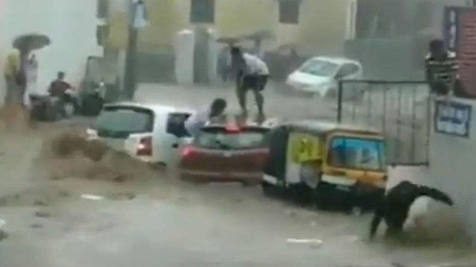 നഗരത്തില്‍ ഇരമ്പിയെത്തിയ മഴവെള്ളപാച്ചിലില്‍ കാര്‍ ഒലിച്ചുപോയി; യാത്രികര്‍ രക്ഷപ്പെട്ടത് തലനാരിഴയ്ക്ക് (വീഡിയോ)