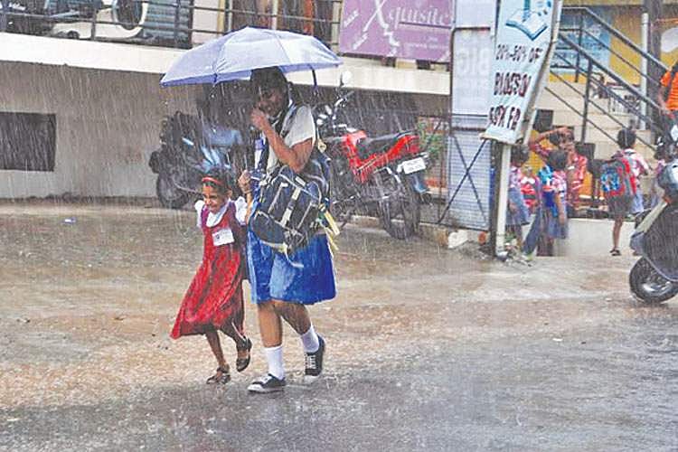 ആലപ്പുഴ, എറണാകുളം, തൃശൂർ ജില്ലകളിലെ വിദ്യാഭ്യാസ സ്ഥാപനങ്ങൾക്ക് നാളെ അവധി; പരീക്ഷകൾ മാറ്റി; ട്രെയിൻ ഗതാഗതം പുനഃസ്ഥാപിച്ചു