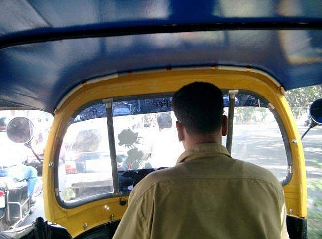 ഓട്ടോ ഡ്രൈവര്‍ ഹെല്‍മറ്റ് ധരിച്ചില്ല; പിഴയിട്ട് പൊലീസ്, പുലിവാല് പിടിച്ചു
