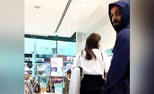 ടെസ്റ്റിന് തലേന്ന് കോഹ് ലിയുടെ ഷോപ്പിങ്, ആരാധകര്‍ ക്യാമറയിലാക്കി