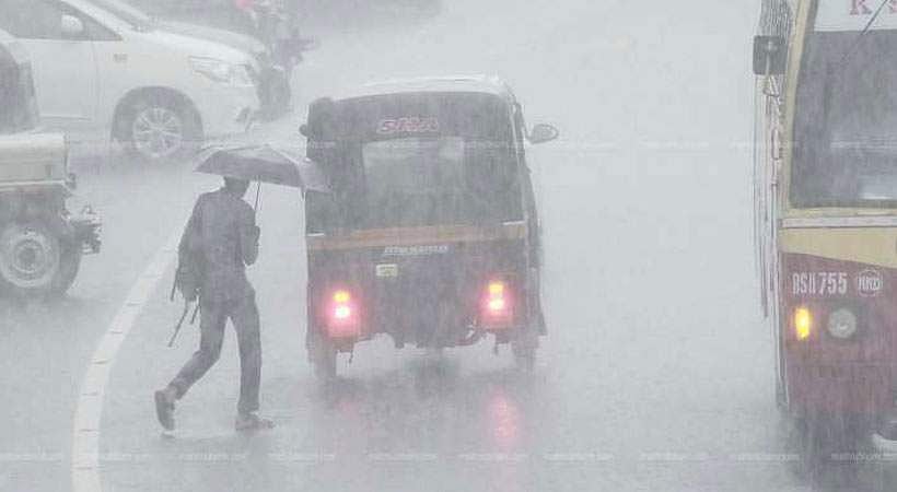 മണ്‍സൂണ്‍ ശക്തമായി ; അഞ്ചു ദിവസം കൂടി കനത്ത മഴ തുടരുമെന്ന് മുന്നറിയിപ്പ്