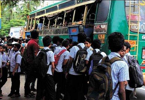 ബാലന്‍സ് ചോദിച്ച വിദ്യാര്‍ത്ഥിനിയെ കണ്ടക്റ്റര്‍ വീട്ടിലേക്ക് ക്ഷണിച്ചു; ബസ് ജീവനക്കാരും വിദ്യാര്‍ത്ഥികളും തമ്മില്‍ സംഘര്‍ഷം
