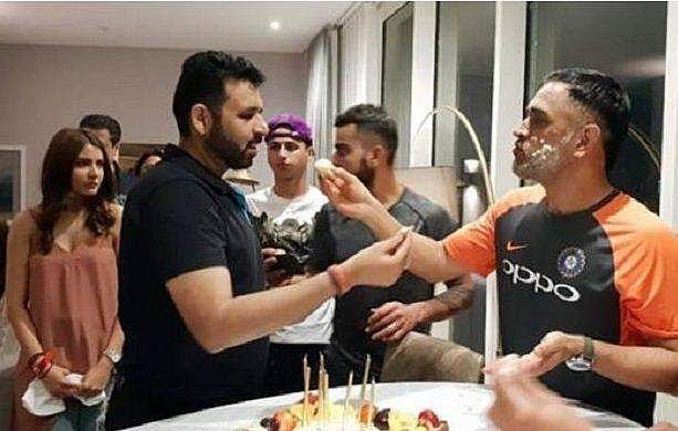 ധോനിയുടെ പിറന്നാള്‍ ആഘോഷത്തിലും കലിപ്പിച്ച് അനുഷ്‌ക; ഇവിടെ എങ്കിലും വഴക്കിടാതെ ഇരുന്നൂടെയെന്ന് ആരാധകര്‍