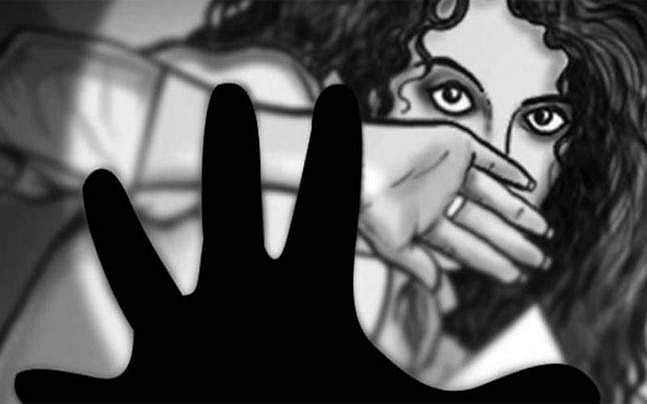 വിദ്യാര്‍ഥിനിയെ പ്രിന്‍സിപ്പല്‍ സ്‌കൂളില്‍ വച്ച് ബലാത്സംഗം ചെയ്തു, ക്ലര്‍ക്ക് കാമറയില്‍ പകര്‍ത്തി; ബ്ലാക്ക് മെയിലിനു ശ്രമം, അറസ്റ്റ്‌