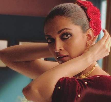 പരസ്യത്തിലിങ്ങനെയെങ്കില്‍ ഇനി കല്യാണത്തിന് എങ്ങനെയായിരിക്കും: ദീപികയോട് ആരാധകര്‍
