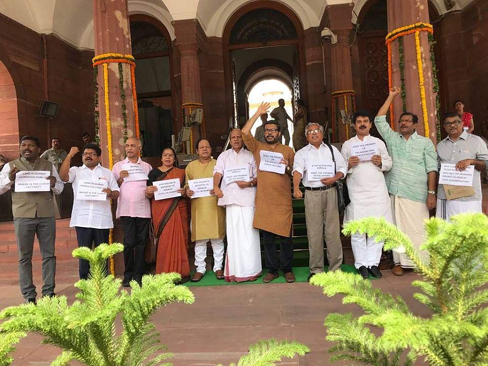 കോച്ച് ഫാക്ടറി സമരം: യുഡിഎഫ് എംപിമാര്‍ അവസാനനിമിഷം മുങ്ങിയെന്ന് എം ബി രാജേഷ്