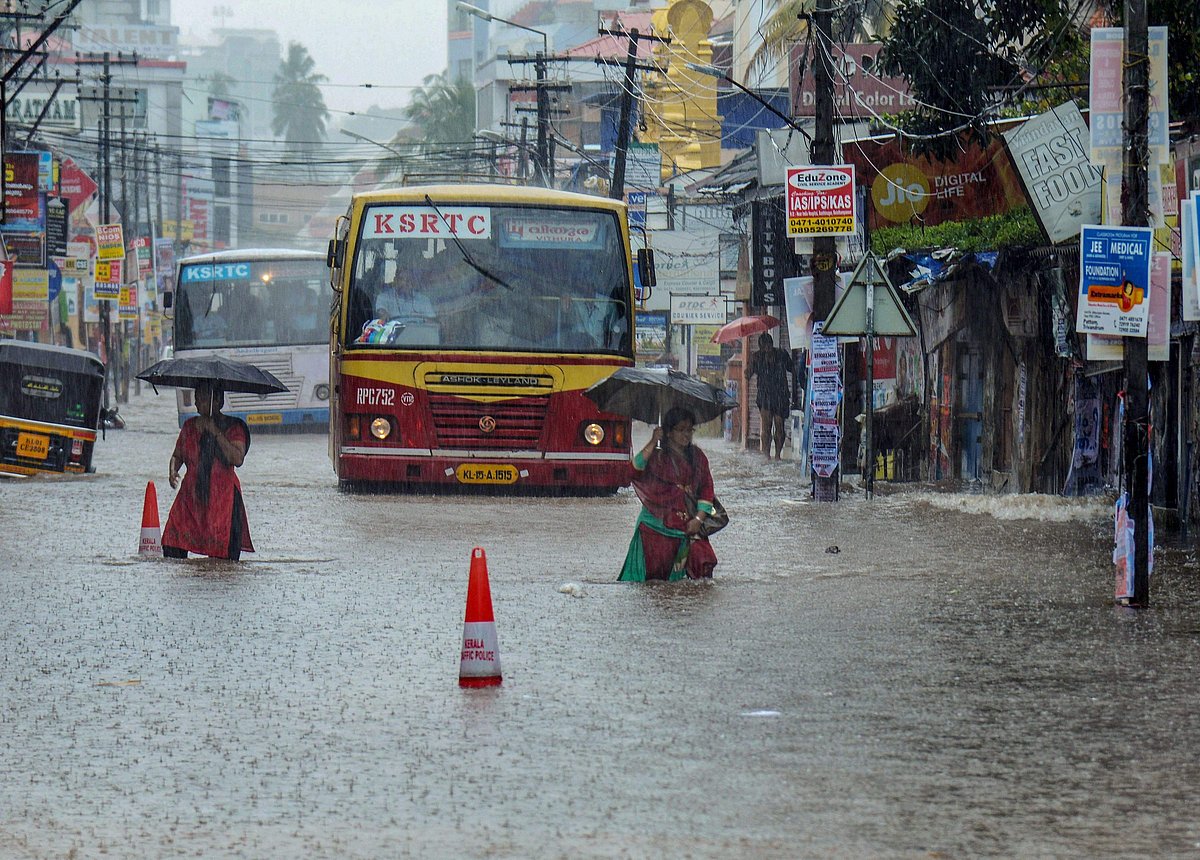 സംസ്ഥാനത്ത് അതിതീവ്ര മഴയ്ക്ക് സാധ്യത ; ജാഗ്രത പാലിക്കണമെന്ന് കാലാവസ്ഥ നിരീക്ഷണ കേന്ദ്രം