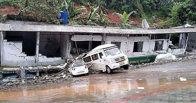 രണ്ടുനില കെട്ടിടം മണ്ണിനടിയിലേക്ക് താഴ്ന്നു; ആളപായമില്ല; ഒഴിവായത് വലിയ അപകടം