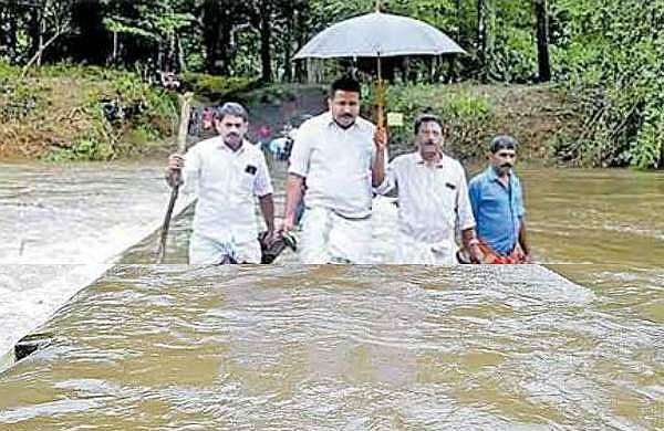 പ്രളയദുരിതം നേരിട്ടു കാണാനെത്തി ;  എംഎൽഎയും സംഘവും വനാതിർത്തിയിൽ കുടുങ്ങി