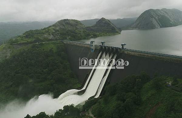 ചെറുതോണി അണക്കെട്ടിന്റെ മുഴുവന്‍ ഷട്ടറും തുറന്നു; സെക്കന്റില്‍ തുറന്നുവിടുന്നത് സെക്കന്റില്‍ ആറ് ലക്ഷം ലിറ്റര്‍ വെള്ളം; ജാഗ്രത പാലിക്കണമെന്ന് കളക്ടര്‍
