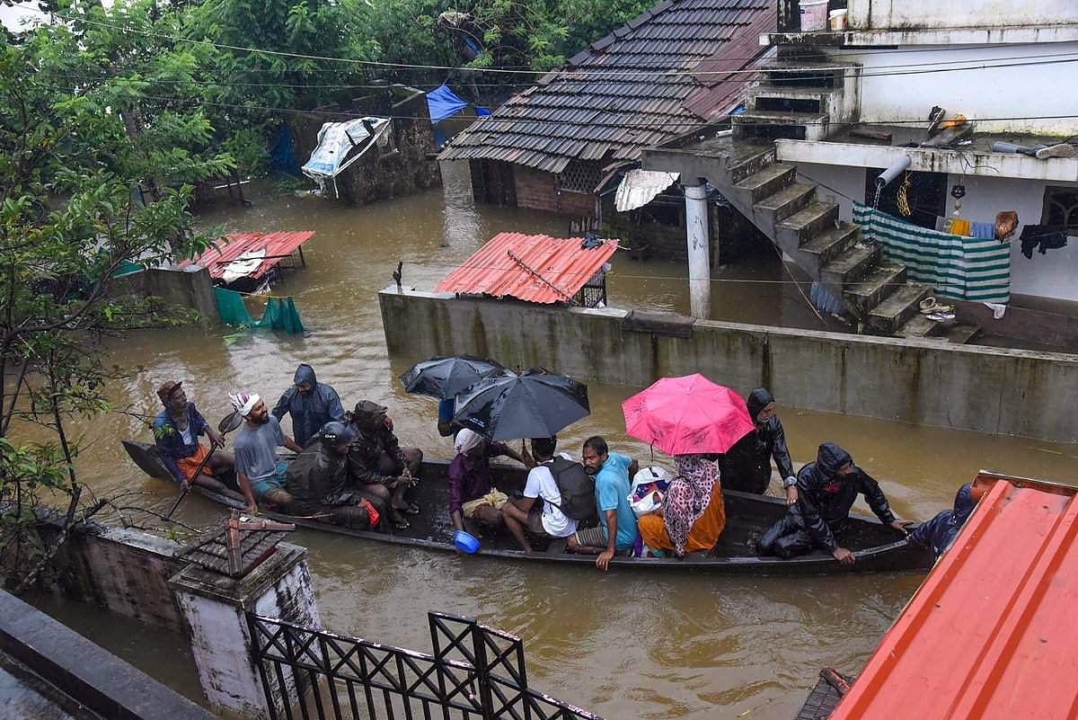 ആശുപത്രിയില്‍ വെള്ളം കയറി; രോഗികളെ സാഹസികമായി രക്ഷപ്പെടുത്തി