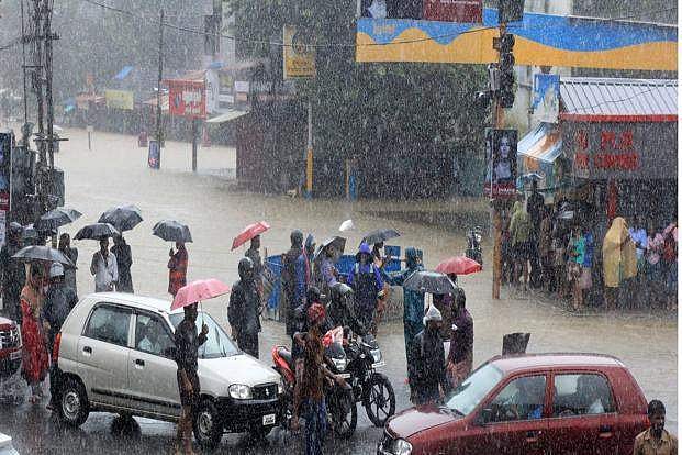 ഏഴ് ജില്ലകളിലെ വിദ്യാഭ്യാസ സ്ഥാപനങ്ങള്ക്ക് നാളെ അവധി; പിഎസ് സി പരീക്ഷകള് മാറ്റി