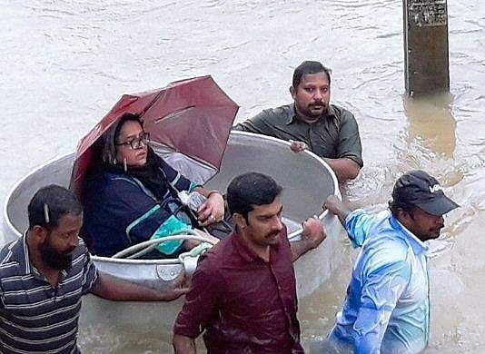 മല്ലിക സുകുമാരന്റെ വീട് വെള്ളത്തില്‍ മുങ്ങി; രക്ഷാപ്രവര്‍ത്തനത്തിന്റെ ദൃശ്യങ്ങള്‍