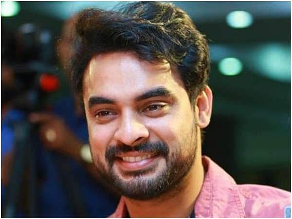'കറന്റ് ഇല്ലന്നേയുള്ളൂ, വെള്ളം കയറിയിട്ടില്ല നിങ്ങള്ക്ക് വരാം'; ഇരിങ്ങാലക്കുടയിലെ വീടിന്റെ വാതിലുകള് തുറന്ന് ടൊവിനോ
