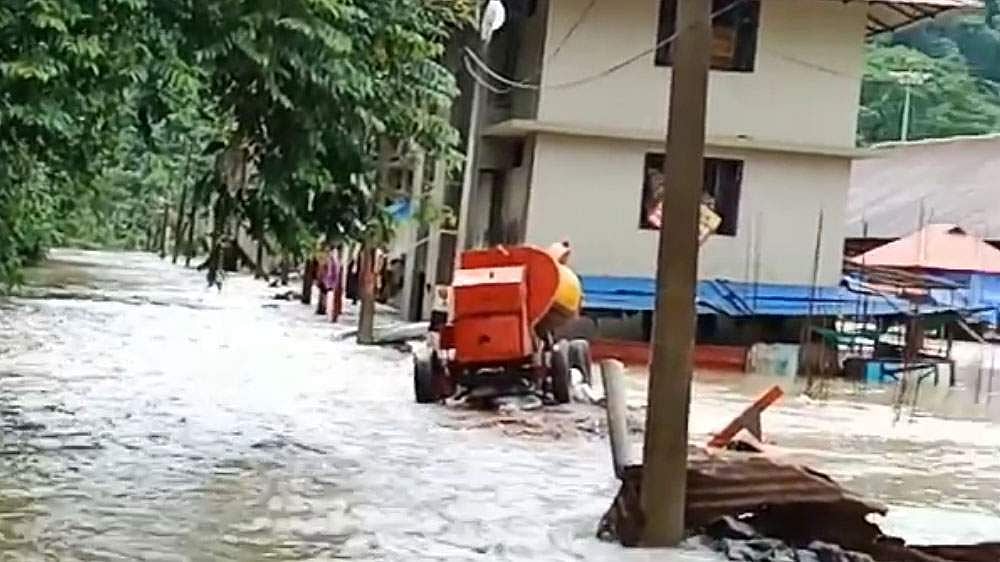 ദേശീയപാത അടച്ചു; കൊച്ചി - വടക്കൻ കേരളം  ​ഗതാ​ഗതം പൂർണമായും സ്തംഭിച്ചു