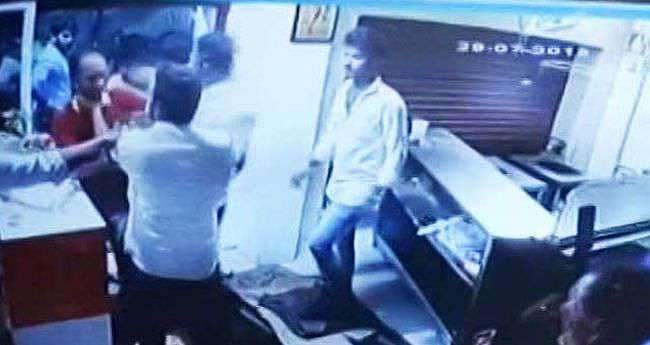 കരുണാനിധിയെ കാണാന്‍ എത്തിയവര്‍ സൗജന്യമായി ബിരിയാണി ആവശ്യപ്പെട്ടു; ഇല്ലെന്ന് പറഞ്ഞ ഹോട്ടല്‍ ജീവനക്കാരെ പൊതിരെ തല്ലി; പ്രവര്‍ത്തകരെ സസ്‌പെന്റ് ചെയ്ത് ഡിഎംകെ (വീഡിയോ) 